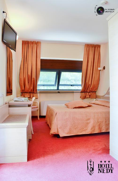 Hotel Nedy Marina di Massa Kültér fotó