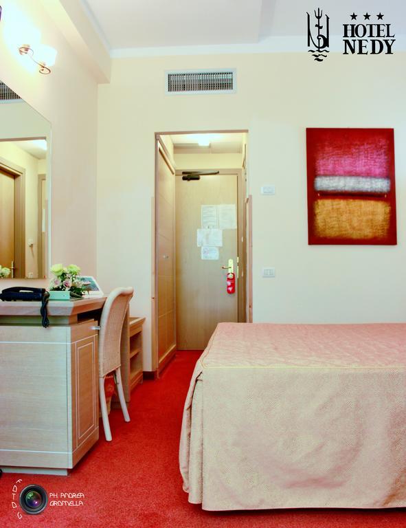 Hotel Nedy Marina di Massa Kültér fotó