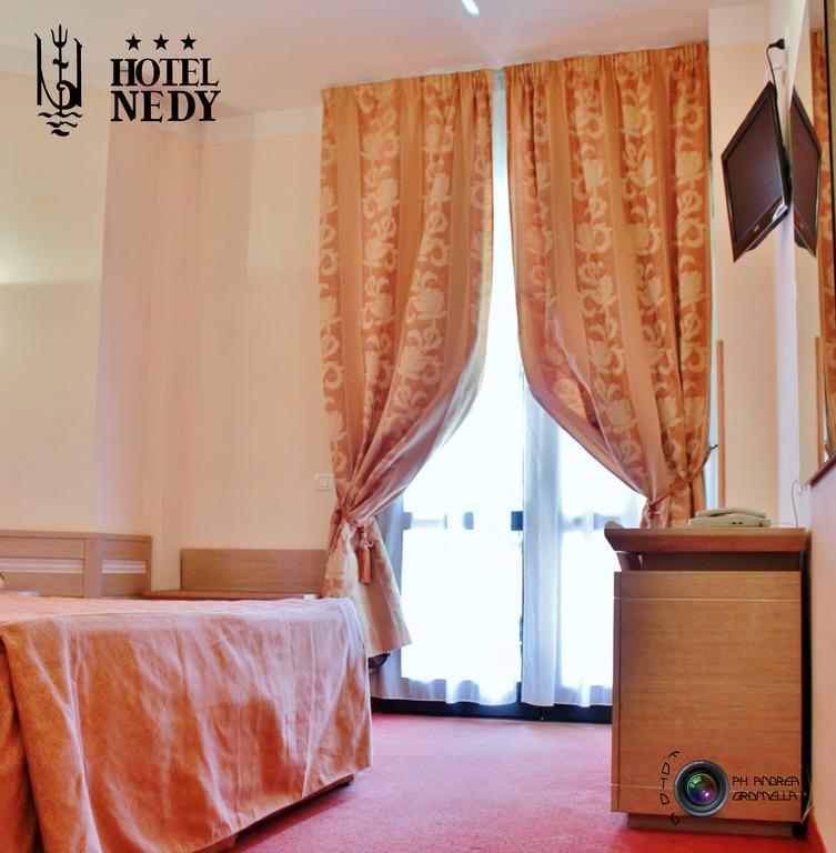Hotel Nedy Marina di Massa Kültér fotó