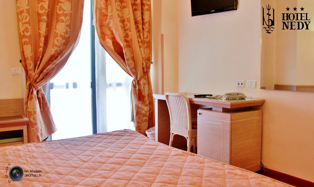Hotel Nedy Marina di Massa Kültér fotó