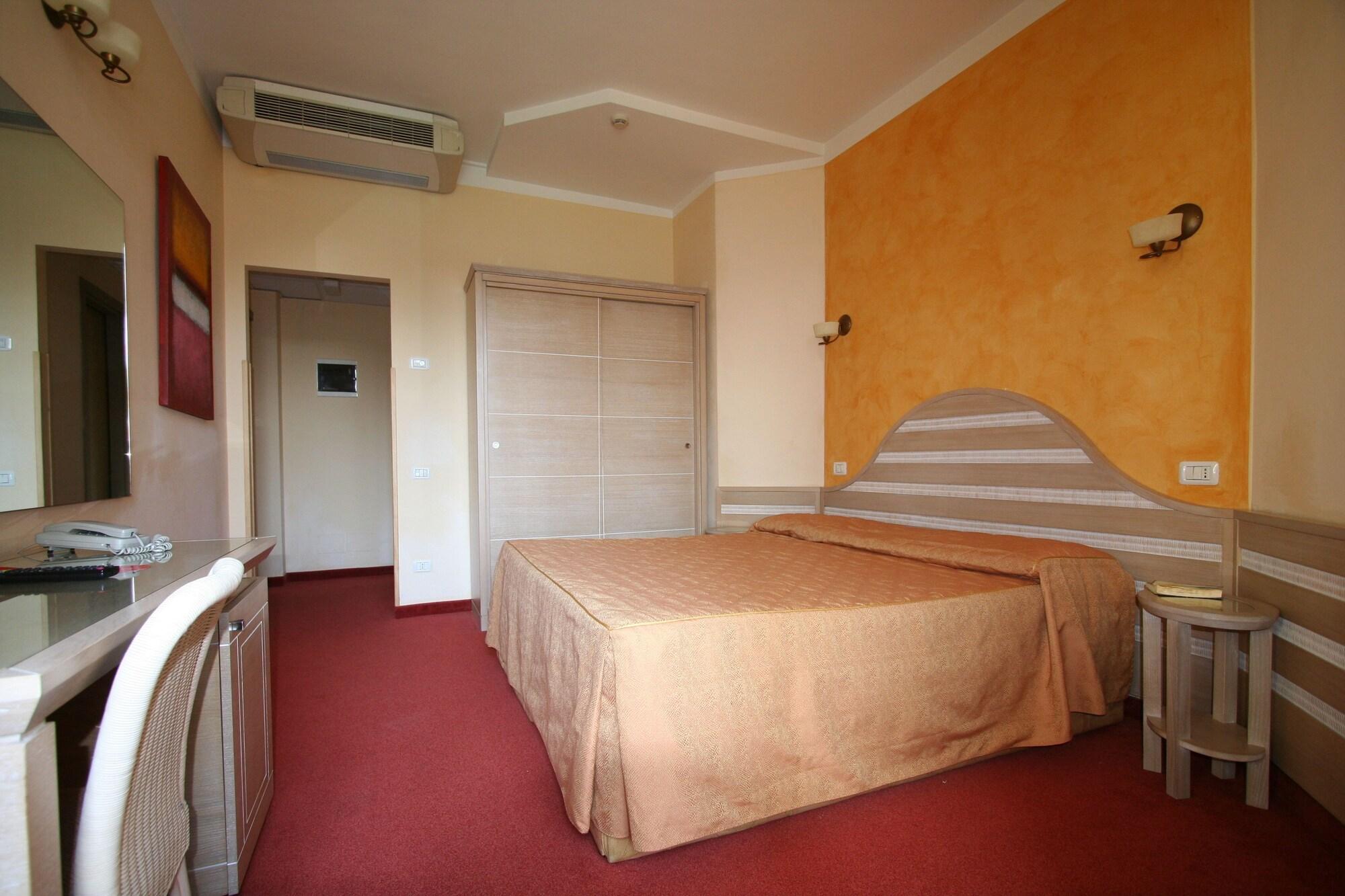 Hotel Nedy Marina di Massa Kültér fotó