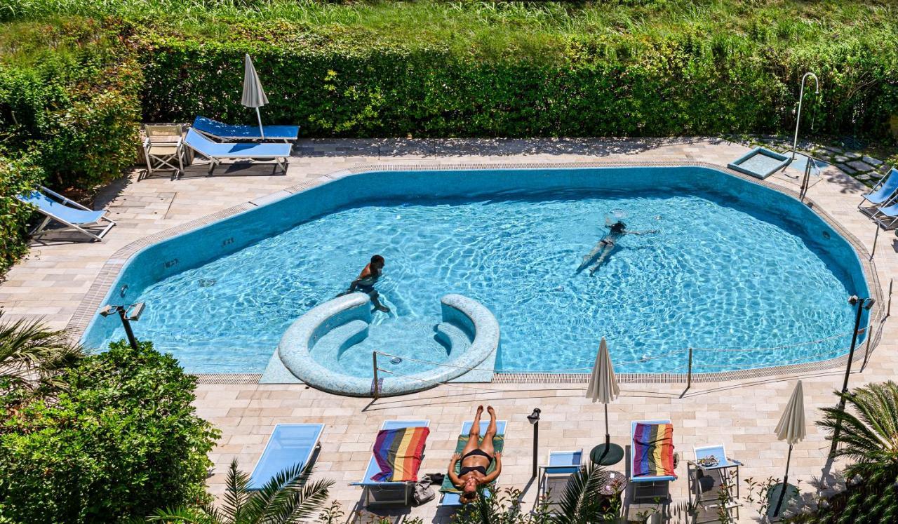 Hotel Nedy Marina di Massa Kültér fotó