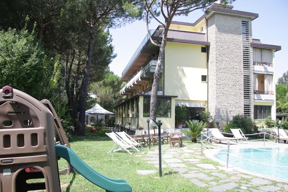 Hotel Nedy Marina di Massa Kültér fotó