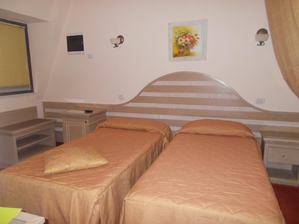 Hotel Nedy Marina di Massa Kültér fotó