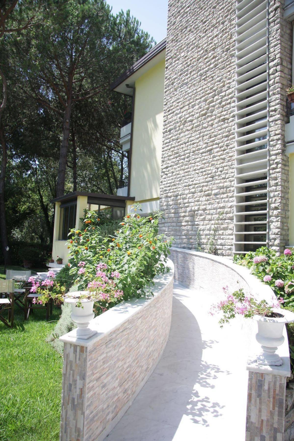Hotel Nedy Marina di Massa Kültér fotó