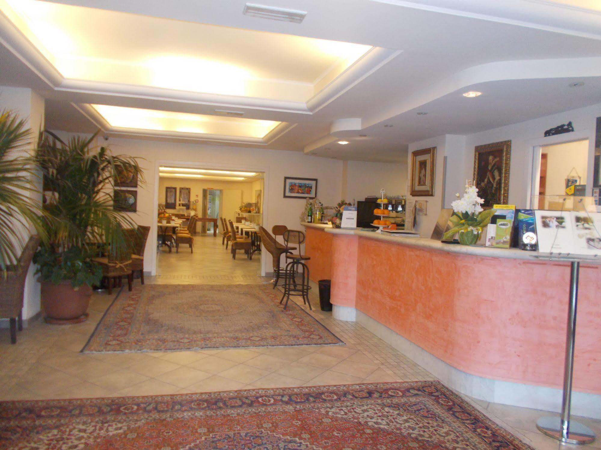 Hotel Nedy Marina di Massa Kültér fotó