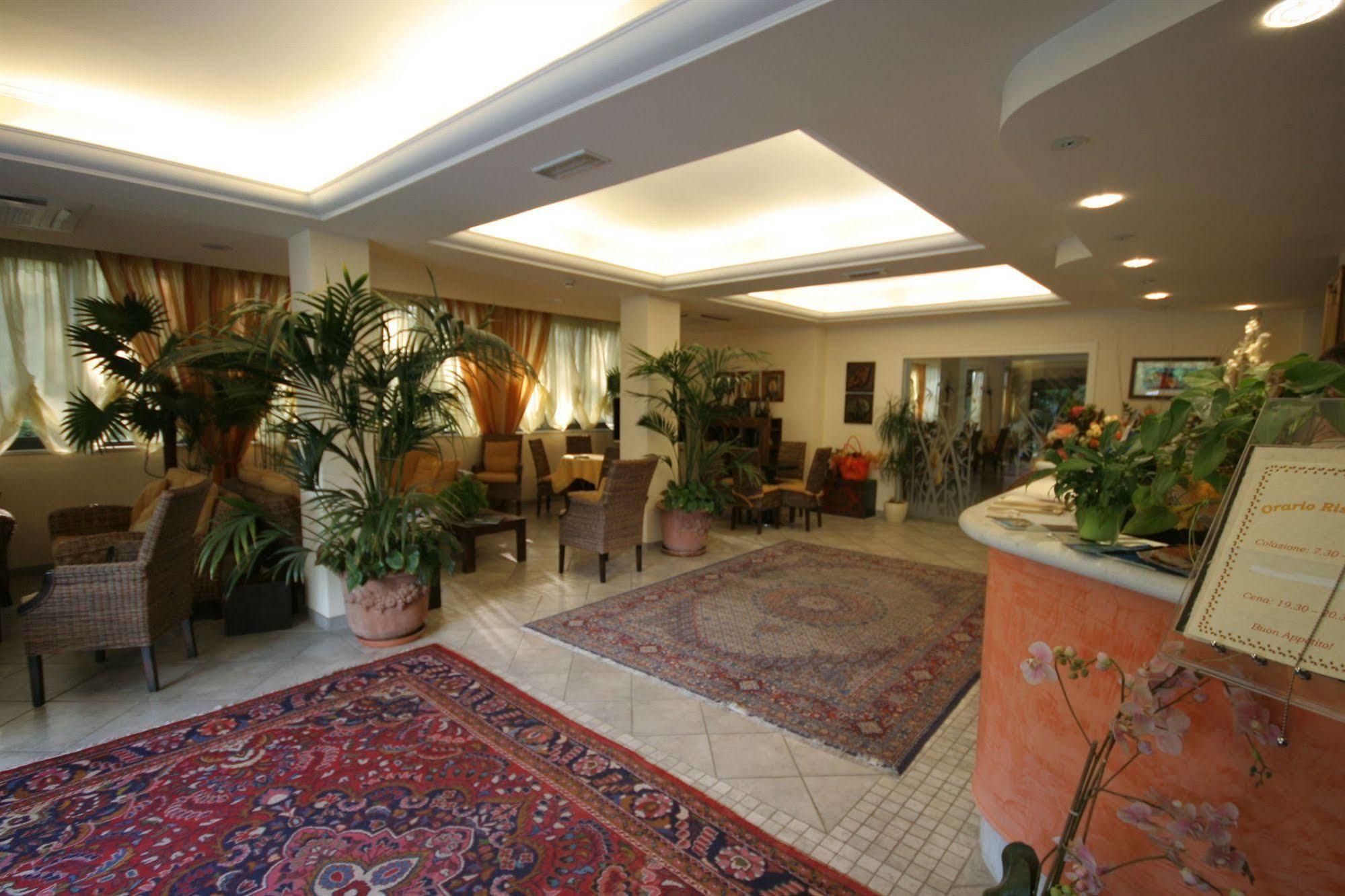 Hotel Nedy Marina di Massa Kültér fotó