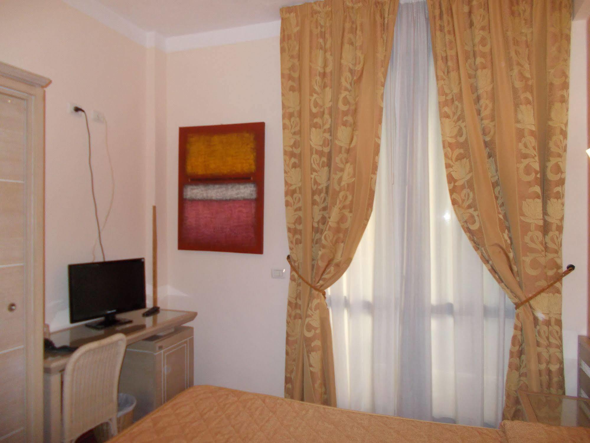 Hotel Nedy Marina di Massa Kültér fotó