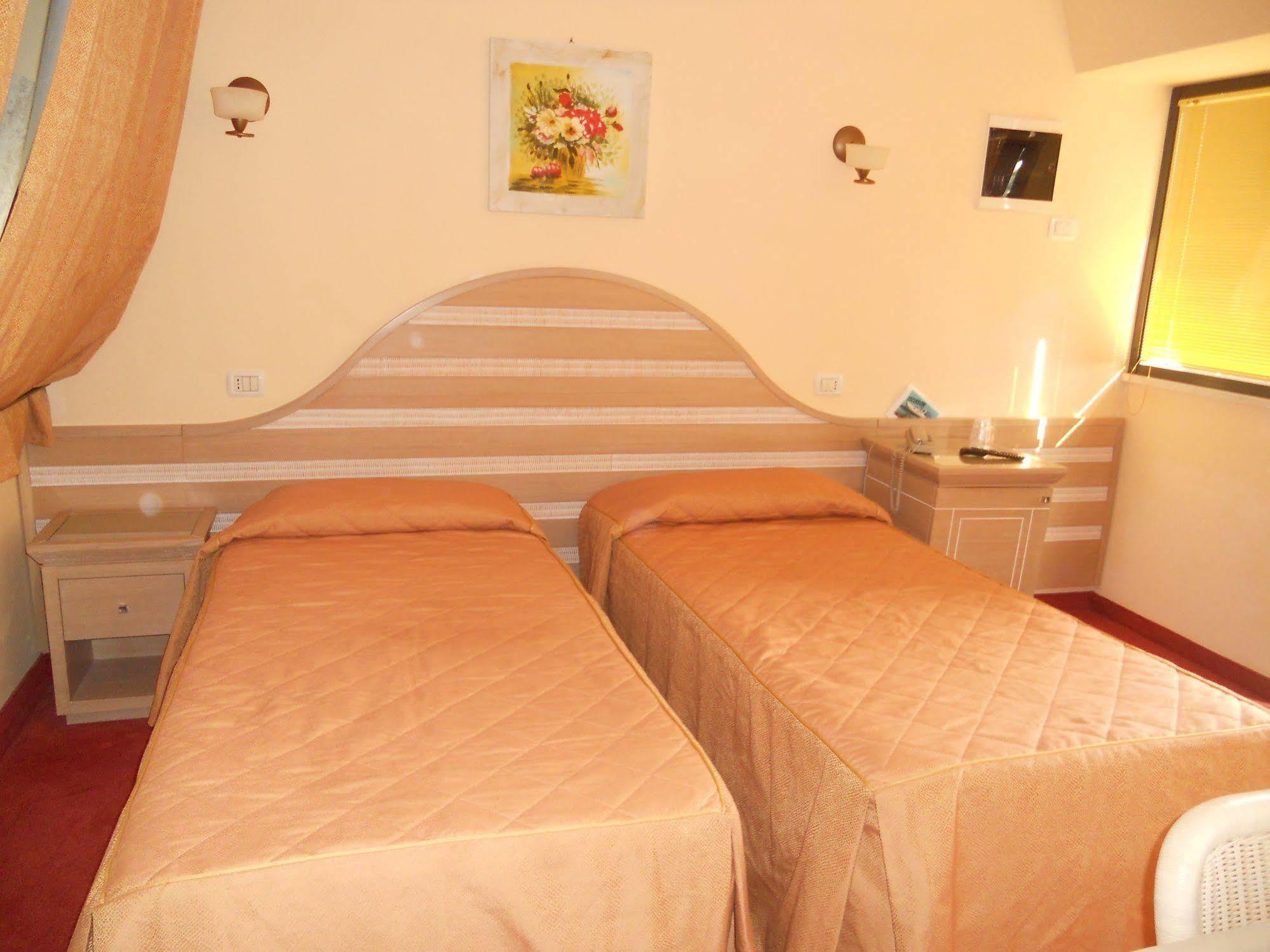 Hotel Nedy Marina di Massa Kültér fotó