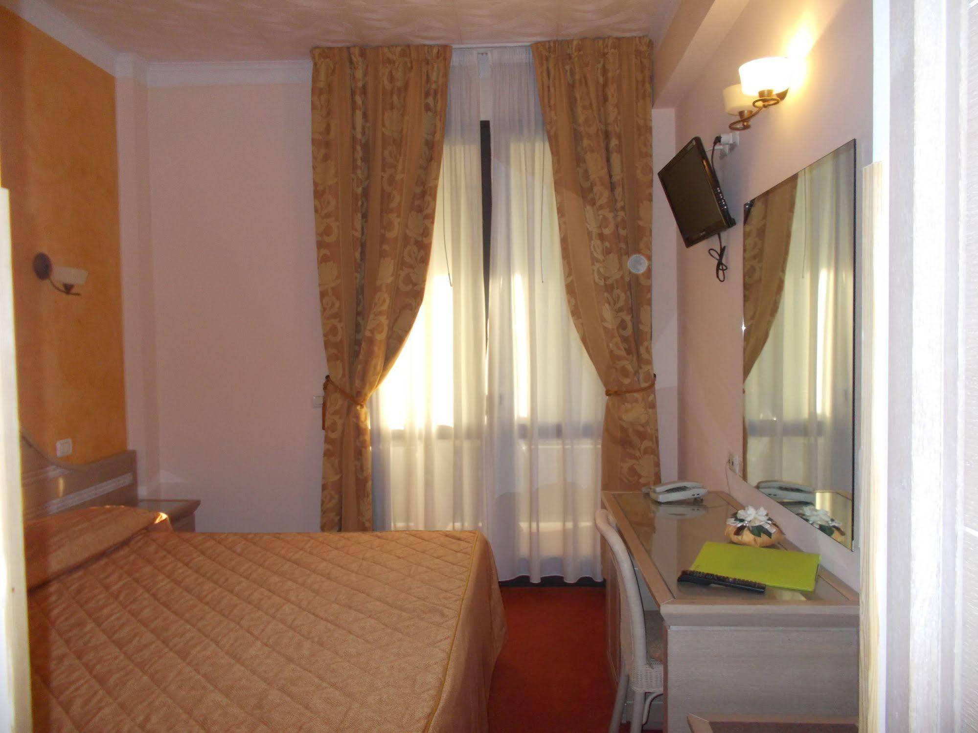 Hotel Nedy Marina di Massa Kültér fotó